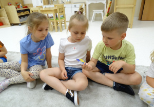 39 Dzieci patrzą, co wydrukowała drukarka 3D