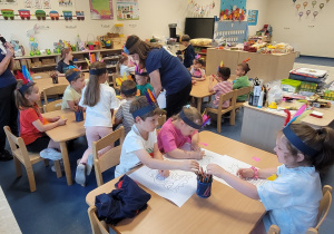 Dzieci kolorują totemy