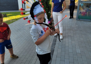 Chłopiec strzela z łuku