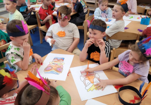 Dzieci kolorują totemy