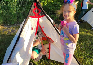 Dzieci w wigwamie