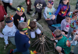 Dzieci układają patyki na ognisko