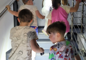 Zwiedzanie przedszkola z latarkami