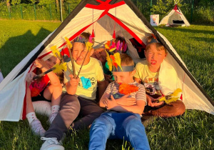 Dzieci w wigwamie
