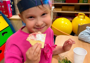 Dziewczynka je loda