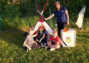 Dzieci z panią w wigwamie
