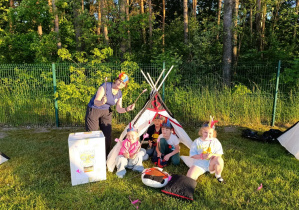 Dzieci w wigwamie