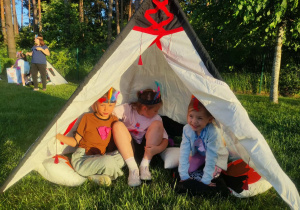 Dzieci w wigwamie