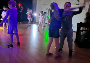 Dzieci tańczą na dyskotece