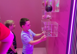 Dzieci zwiedzają muzeum