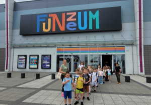 Zdjęcie pod budynkiem Funzeum