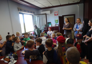 Pani opowiada dzieciom o pracy w urzędzie gminy