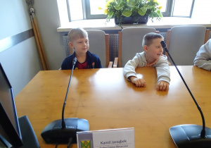 Dzieci w sali konferencyjnej