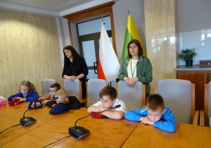 Dzieci w sali konferencyjnej
