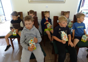 Dzieci słuchają o pracy urzędnika
