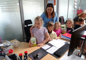 Dzieci oglądają wyposażenie biura