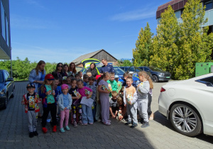 Zdjęcie grupowe przed komisariatem