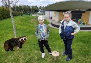 Spotkanie z leśniczym na placu zabaw
