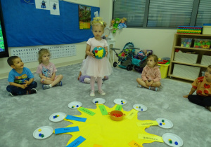 Zuzia trzyma kulę