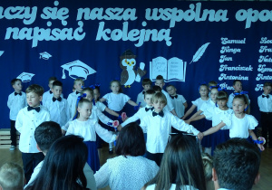 dzieci podczas tańca poloneza