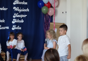 dzieci z grupy pięciolatków żegnają kolegów