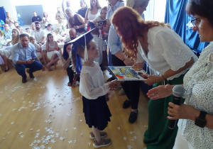 wręczanie dzieciom dyplomów, biretów, upominków