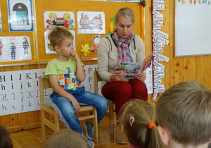 Mama Kacperka czyta dzieciom bajkę