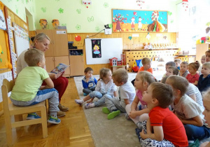 Dzieci uważnie słuchają tekst bajki