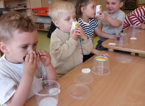 Projekt edukacyjny - pojemniki sensoryczne