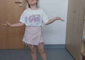 Dziewczynka na próbie w przedszkolu