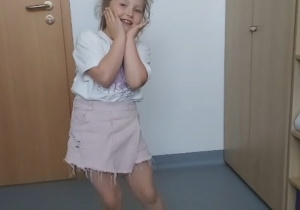Dziewczynka recytuje wiersz na próbie