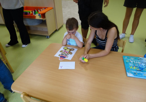 dzieci robia praceplastyczna