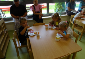 dzieci zjadaja poczestunek