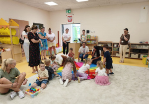 dzieci tańcza