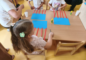 dzieci wykonuja prace plastyczna