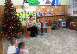 Mama Szymonka czyta dzieciom
