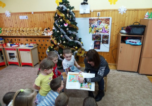 Pani Kasia pokazuje dzieciom ilustracje