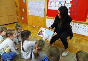 Pani Justynka czyta dzieciom książkę w języku angielskim