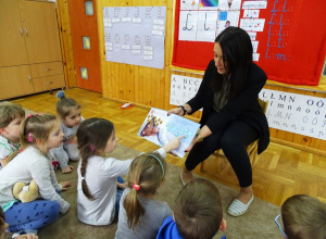 Pani Justynka czyta dzieciom