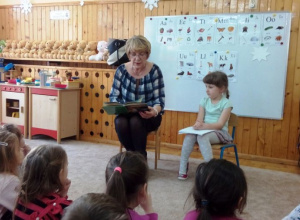Babcia Małgosi czyta dzieciom
