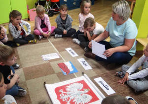 Dzieci z grupy Żabek poznają symbole narodowe.