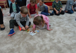 3-4-latki układają puzzle