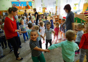 Dzieci tańczą swobodnie w małych grupkach