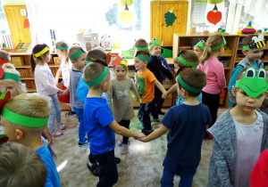 Dzieci tanczą w kółeczkach