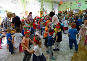 Dzieci tanczą w małych kółeczkach