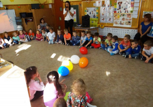 Dzieci patrzą na znajdujące się w środku koła balony