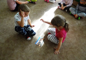 Dzieci układają puzzle 