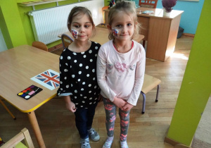 Dwie dziewczynki z flagą Wielkiej Brytanii namalowaną na policzkach
