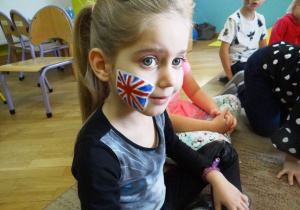 Dziewczynka z flagą Wielkiej Brytani namalowaną na policzku