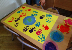 Plakat z odbitą dłonią każdego dziecka 